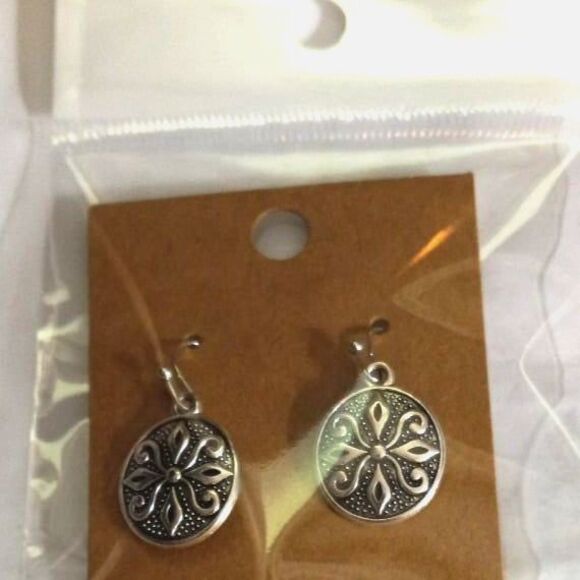 Silver Tone Dangle Earrings Round Sand Dollar Beachy Boho 1 Inch Drop - Picture 4 of 4